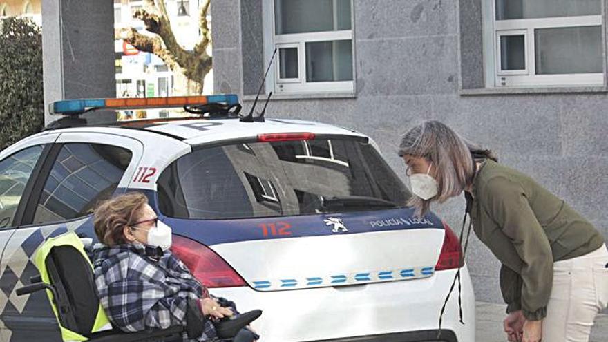 Saludando a una vecina fuera del Concello.   | // S.Á.