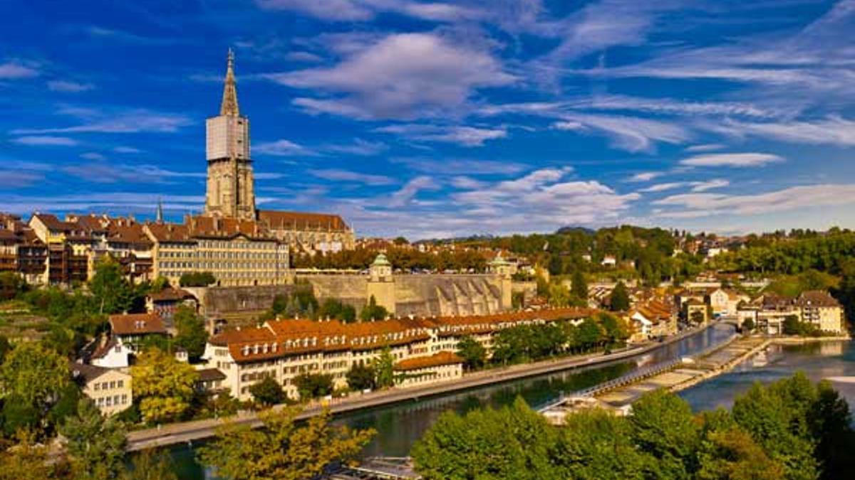 La Catedral de Berna domina la colina sobre la que está asentado el casco antiguo de la ciudad, rodeado por el río Aar.