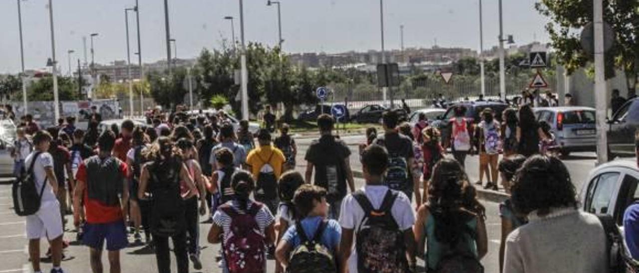 Imagen ayer de la avenida de Delfina Viudes, repleta de alumnos que van a subir al autobús o regresar a pie a casa.