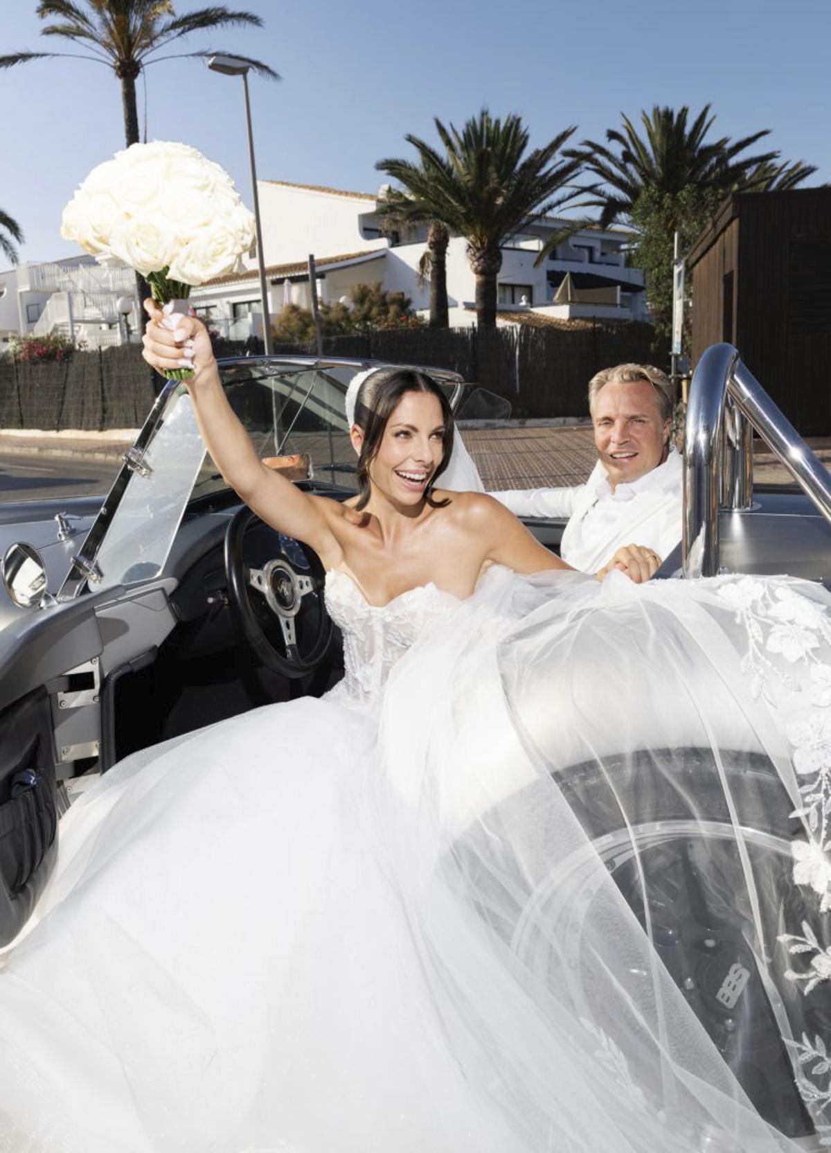 La feliz pareja se desplazó por la isla a bordo de un automóvil de lujo.