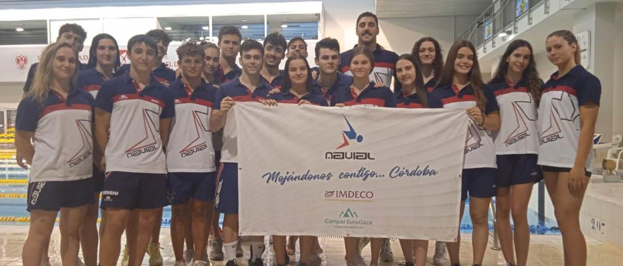 Los nadadores del Navial, con los trofeos conquistados en la Copa Andalucía de natación.