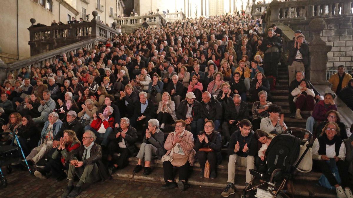 Les imatges de la cantada d'havaneres a les escales de la catedral
