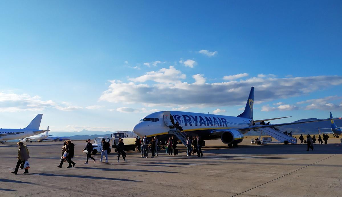 Sobre estas líneas, el vuelo de Bruselas a Castellón que aterrizó el pasado viernes en el aeropuerto y que actualmente es una de las rutas que permanece activa durante este puente de diciembre, con varias frecuencias para viajar.