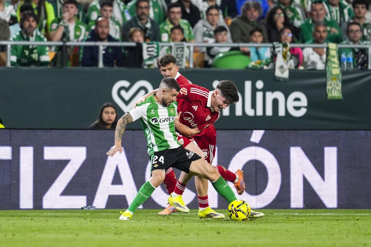 Aitor Ruibal lucha con Oso un balón durante el derbi Betis-Sevilla en La Cartuja de la jornada 26 de LaLiga