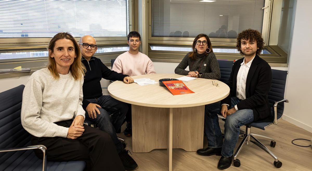 Entregando el informe a la vicesecretaria general de la Unión General de Trabajadoras y Trabajadores (UGT), Lola Navarro.