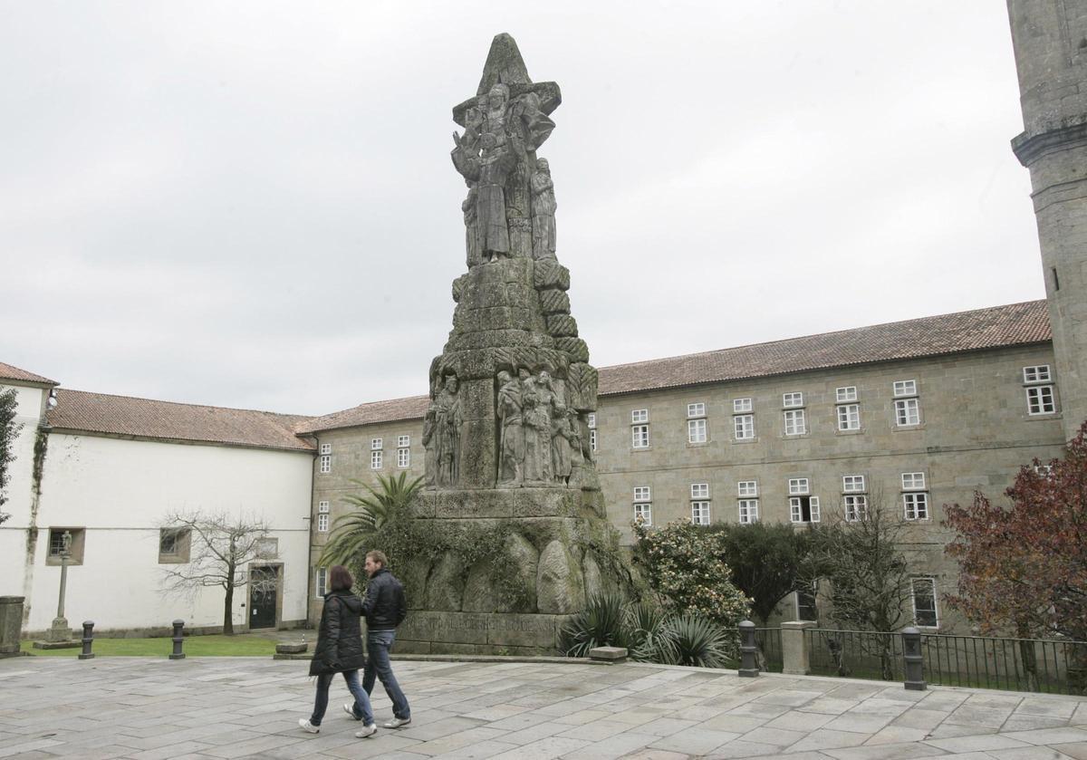 Monumento a San Francisco de Asís ante el convento de San Francisco, en Santiago.