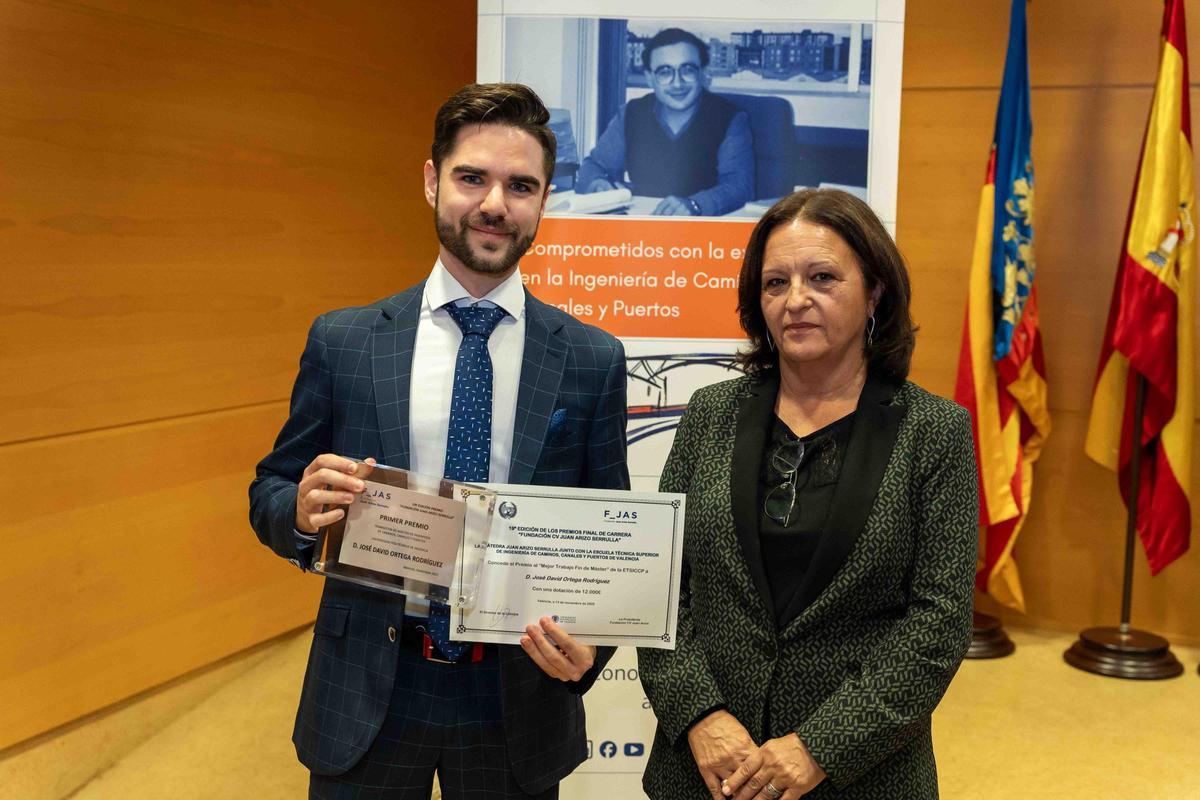 José David Ortega Rodríguez Premio Juan Arizo 2025 junto a Rosario Arizo, presidenta de la Fundación