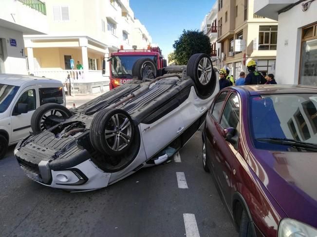 Vuelco en la calle Góngora de Arrecife