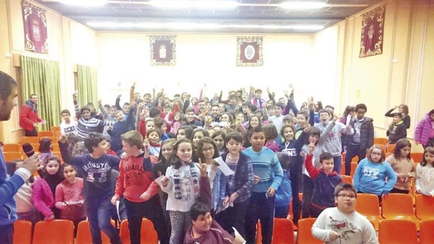 Alumnos del CPI Tomás de Lemos de Ribadavia, ayer con integrantes de los equipos unionistas.