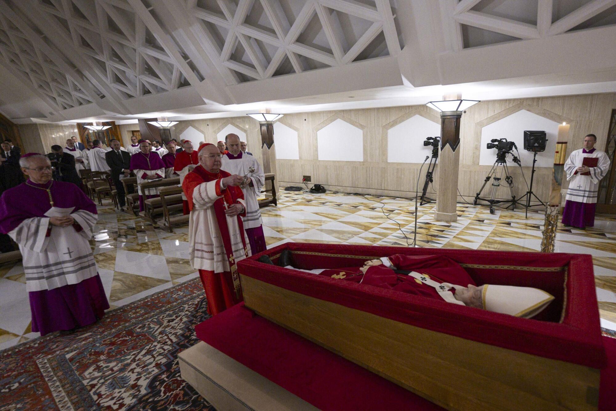 April 21, 2025, Vatican City, VATICAN CITY: A handout picture provided by the Vatican Media shows Cardinal Kevin Joseph Farrell in front of Pope Franci's body during the Rite of the Confirmation of the Pontiff's Death at the Chapel of Santa Marta, 21 April 2025. In addition to the reading of the death certificate and the act validated by Card. Kevin Farrell, camerlengo, the prayers provided for by the Funeral Order were held. The Pope was placed in the coffin. The rite lasted about an hour. ANSA/VATICAN MEDIA PRESS OFFICE +++ NO SALES, EDITORIAL USE ONLY,Image: 990751584, License: Rights-managed, Restrictions: * Italy Rights Out *, Model Release: no, Credit line: Vatican Media Press Office / Zuma Press / ContactoPhoto Editorial licence valid only for Spain and 3 MONTHS from the date of the image, then delete it from your archive. For non-editorial and non-licensed use, please contact EUROPA PRESS. 21/04/2025 ONLY FOR USE IN SPAIN. Vatican Media Press Office / Zuma Press / ContactoPhoto;zwireservice;m9s5acydn3j9d12fyvg.jpg;Press;20250421_zaf_a110_061.jpg;Primeras imágenes del féretro con el cuerpo del Papa Francisco;