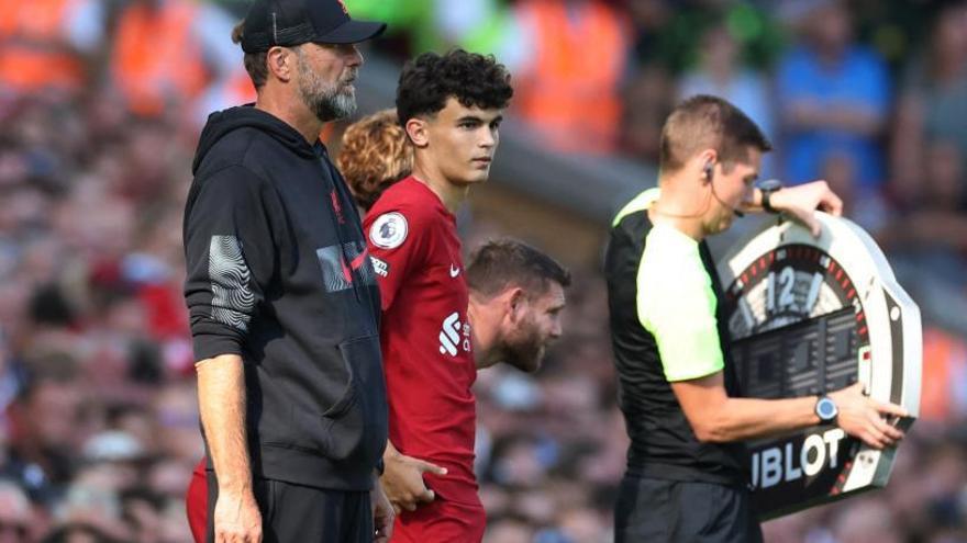 Bajcetic junto a Jurgen Klopp poco antes de entrar en el terreno de juego. // REUTERS