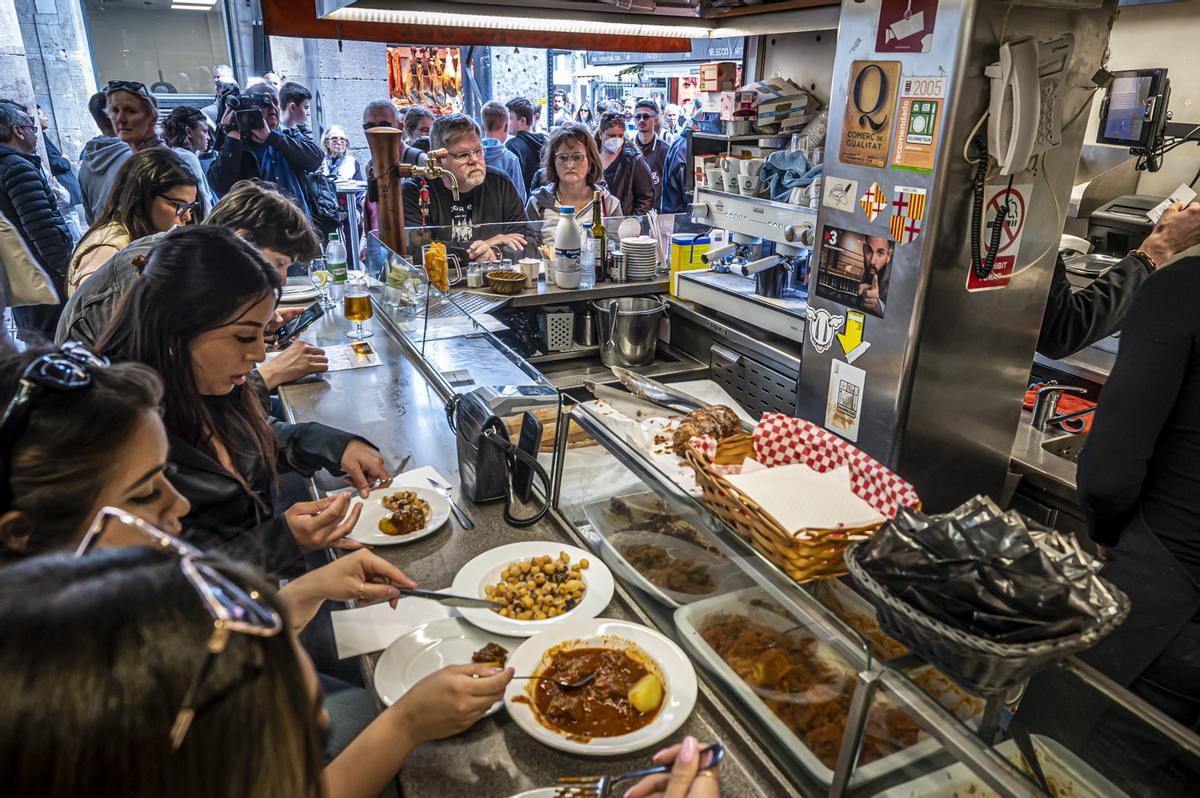 La jueza ordena al nuevo operador del bar Pinotxo de la Boqueria dejar de usar ese nombre comercial