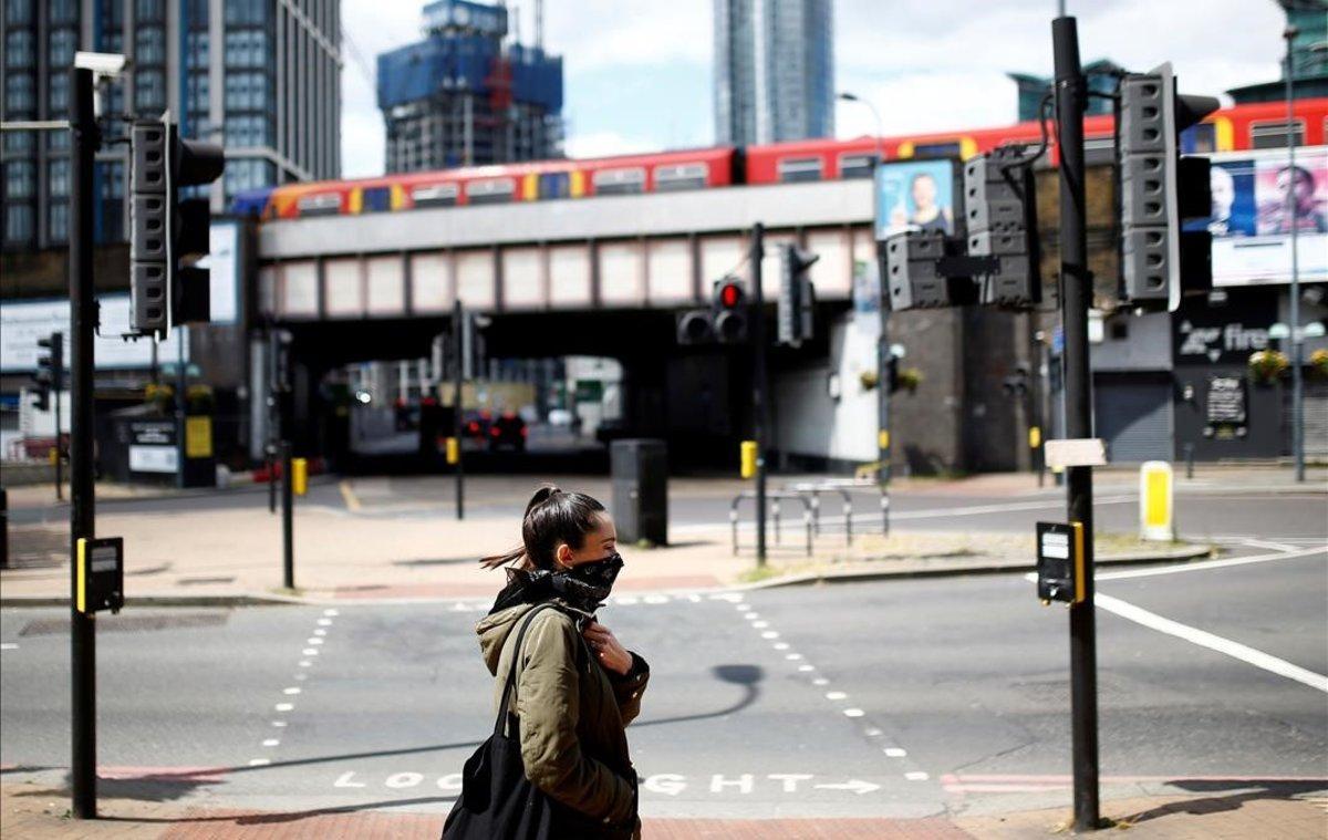 Una mujer se protege con un pañuelo en Vauxhall.