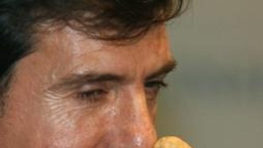 El director comercial de Bodegas Emilio Moro, Javier Moro disfruta del olor de la trufa blanca que ha comprado por más de 8000 euros en la subasta organizada en el marco del congreso gastronómico Madrid Fusión.