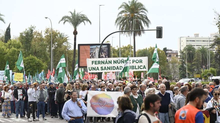La Marea Blanca recorre Córdoba ante las listas de espera "insufribles", el cierre de camas y la falta de sanitarios