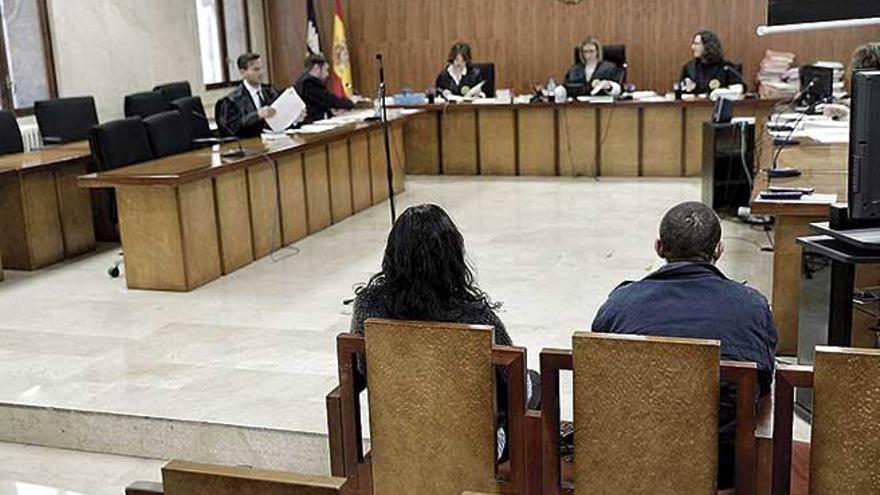 La pareja acusada, ayer durante el juicio celebrado en la Audiencia Provincial de Palma.