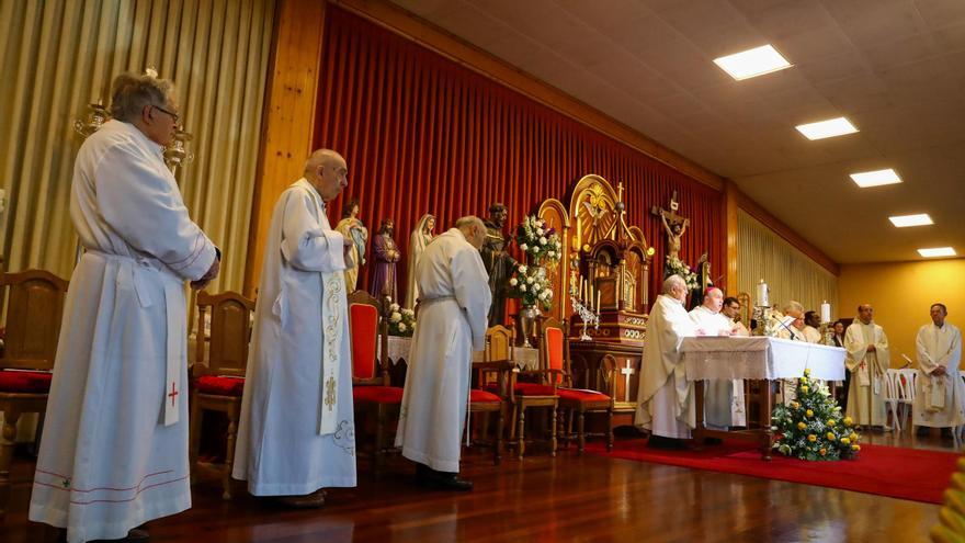 El obispo y los sacerdotes del Arciprestazgo de O Salnés arropan a Manuel Castroagudín