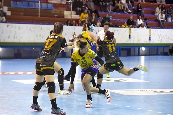 26-02-20 DEPORTES. PABELLON DE LAS REMUDAS. BARRIO DE LAS REMUDAS. TELDE. Partido de balonmano femenino entre el Remudas Rocasa y el Guardés disputado en Pabelloon Antonio Moreno del barrio teldense de Las Remudas.    Fotos: Juan Castro.  | 26/02/2020 | Fotógrafo: Juan Carlos Castro