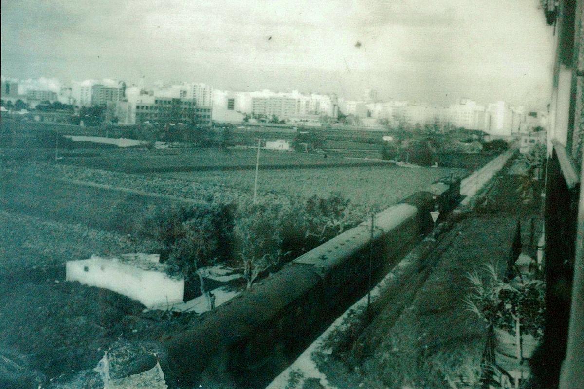 Un tren discurre por lo que ahora es avenida Tres Forques. Foto de autor desconocido