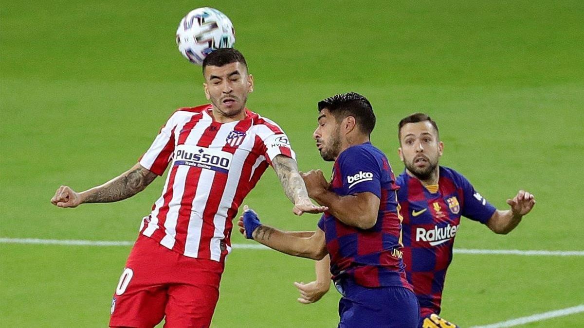 Correa y Suárez disputan un balón durante la semifinal de la Supercopa de España