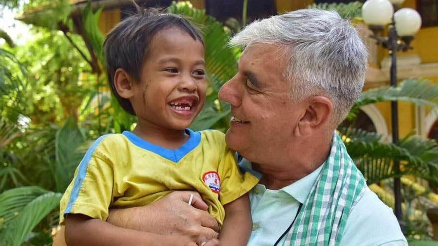 Kike Figaredo, con un niño en Battambang, Camboya.