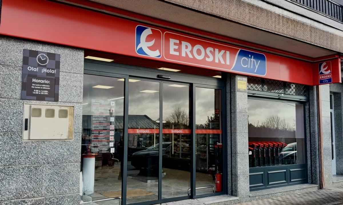 Exterior del nuevo supermercado Eroski City en Touro.
