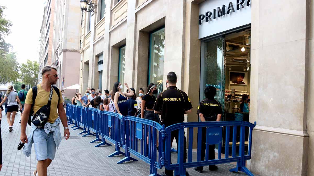 Cola para acceder a una tienda en el centro de Barcelona, el domingo 12 de septiembre