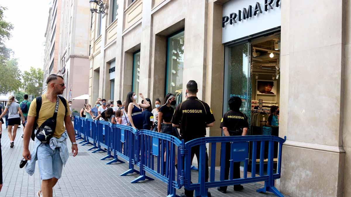 Baixa afluència i alguna compra d’última hora un diumenge amb poques botigues obertes a Barcelona