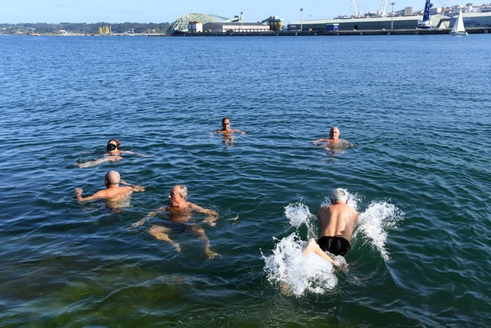 Bañistas veteranos de O Parrote desafían el veto