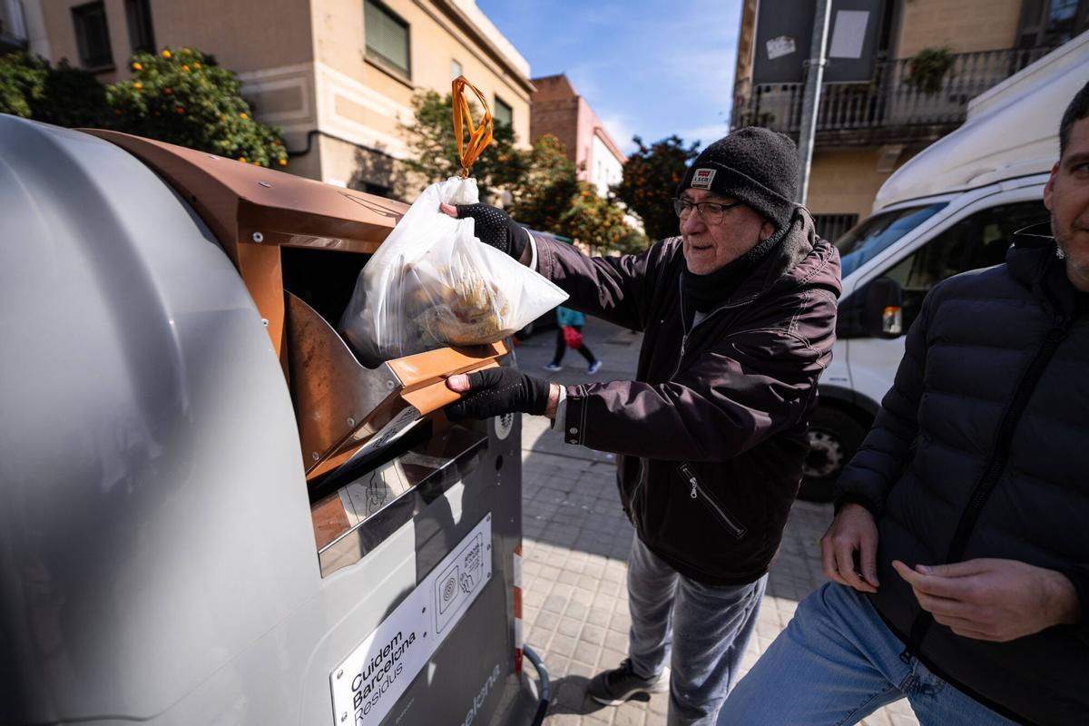 BARCELONA 01/03/2025 Barcelona. Xavi, vecino de Sant Andreu tira la basura en los contenedores de basura inteligente en Sant Andreu (único barrio donde hay), detalle de la zona donde se acerca la tarjeta/llavero para que se abra. Barcelona está estudiando cómo implementar contenedores de basura inteligentes. FOTO de ZOWY VOETEN