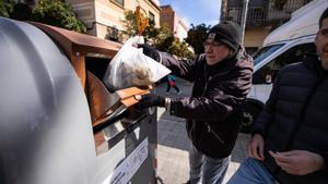 BARCELONA 01/03/2025 Barcelona. Xavi, vecino de Sant Andreu tira la basura en los contenedores de basura inteligente en Sant Andreu (único barrio donde hay), detalle de la zona donde se acerca la tarjeta/llavero para que se abra. Barcelona está estudiando cómo implementar contenedores de basura inteligentes. FOTO de ZOWY VOETEN