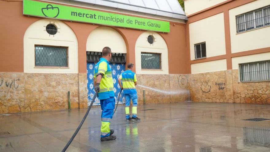 Limpian 30 km de aceras y recogen nueve toneladas de basura en el barrio Pere Garau de Palma