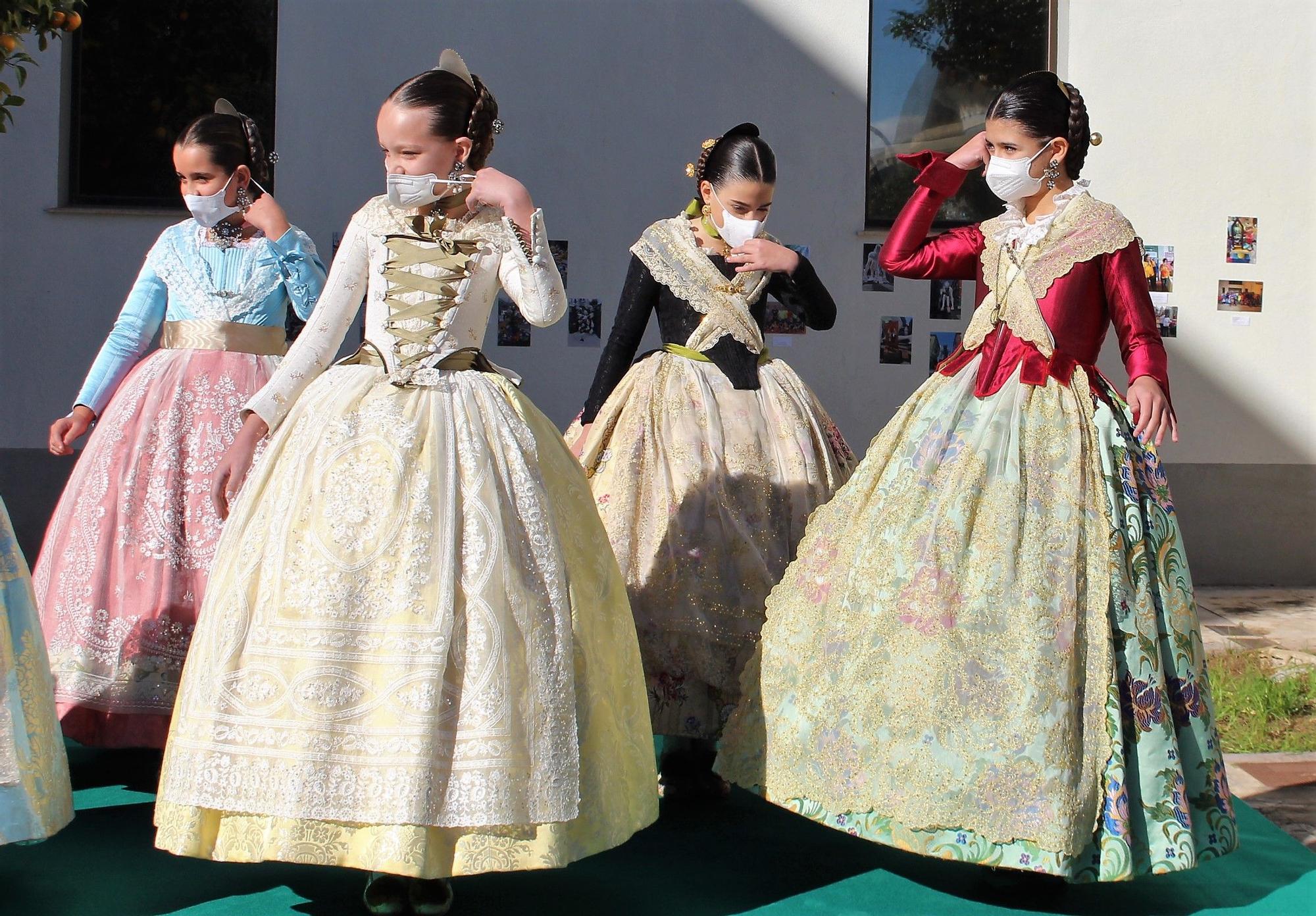 Falleras mayores y cortes recuperan el moño único... y unos segundos sin mascarilla