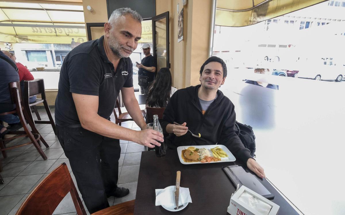 Un cliente disfruta del menú del día en la cafetería La Esquina.