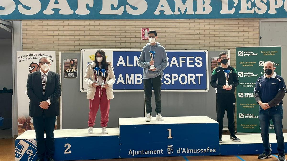 Diego Macias en lo alto del podio del Campeonato Autonómico sub-18