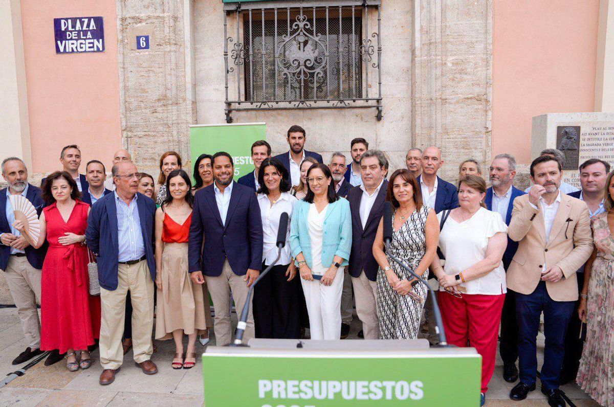 Foto de familia de los asistentes a las jornadas de portavoces de Vox.