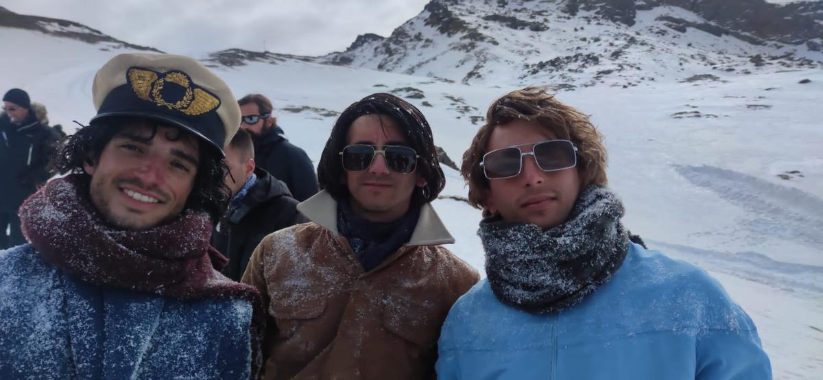 A la izquierda en "La sociedad de la nieve".