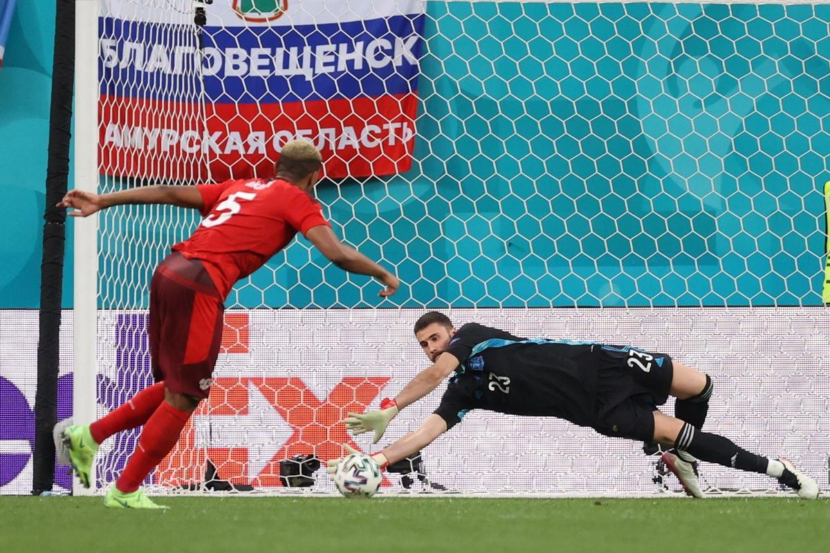 Unai Simón para un penalti ante Suiza