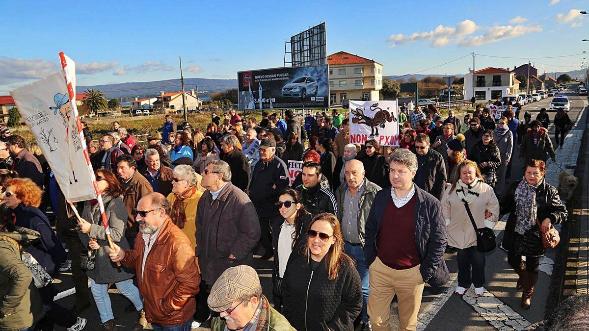 El alcalde y otros miembros de su gobierno en la protesta contra el PXOM desarrollada en 2015.