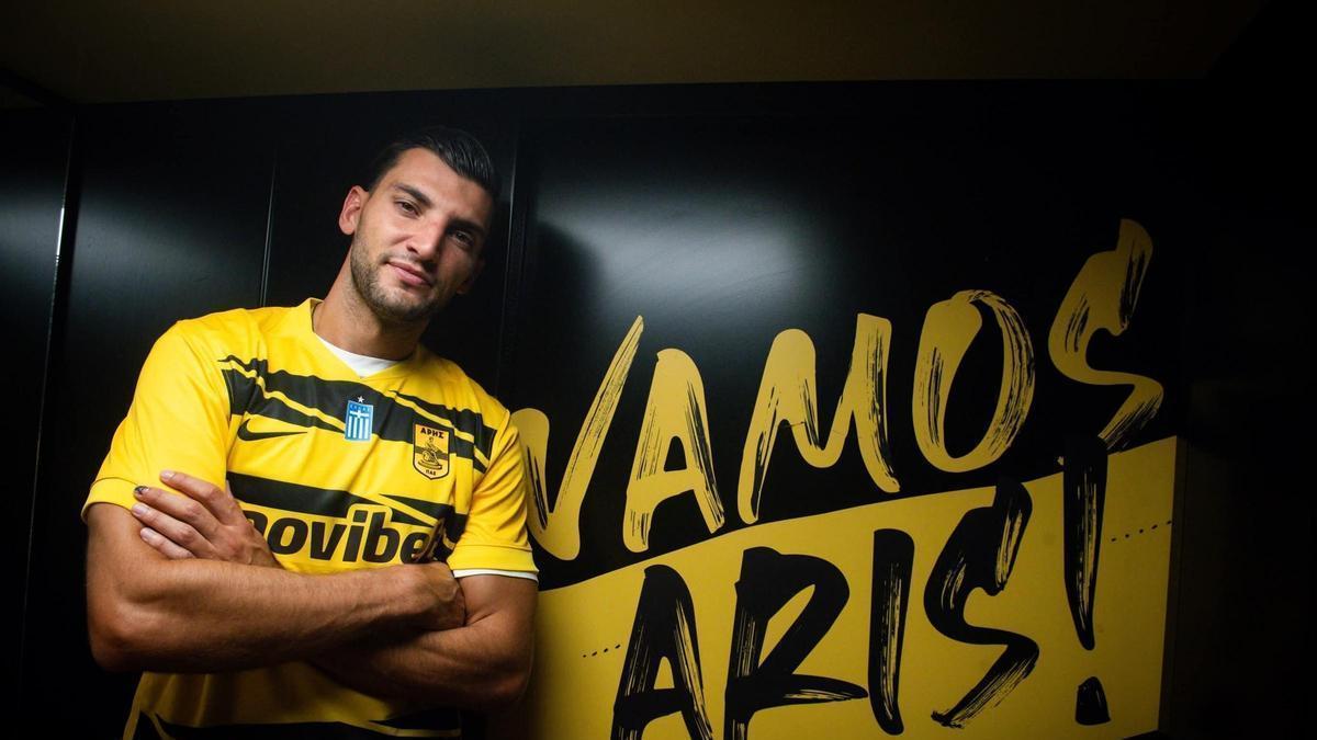 firma por el Aris de Salónica griego