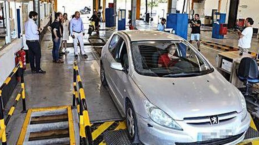 Los miembros del equipo de gobierno del Consell durante su visita a la estación de la ITV en Santa Gertrudis.