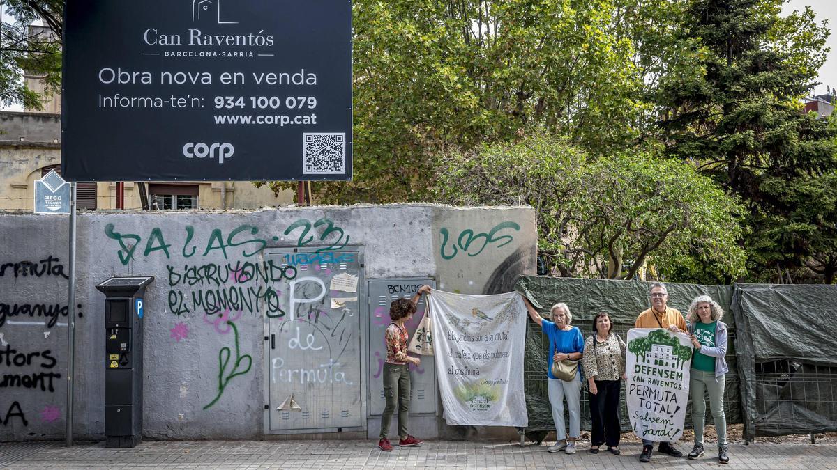 Miembros de la plataforma Defensem Can Raventós, delante del jardín de la masía del barrio de Sarrià, en Barcelona.