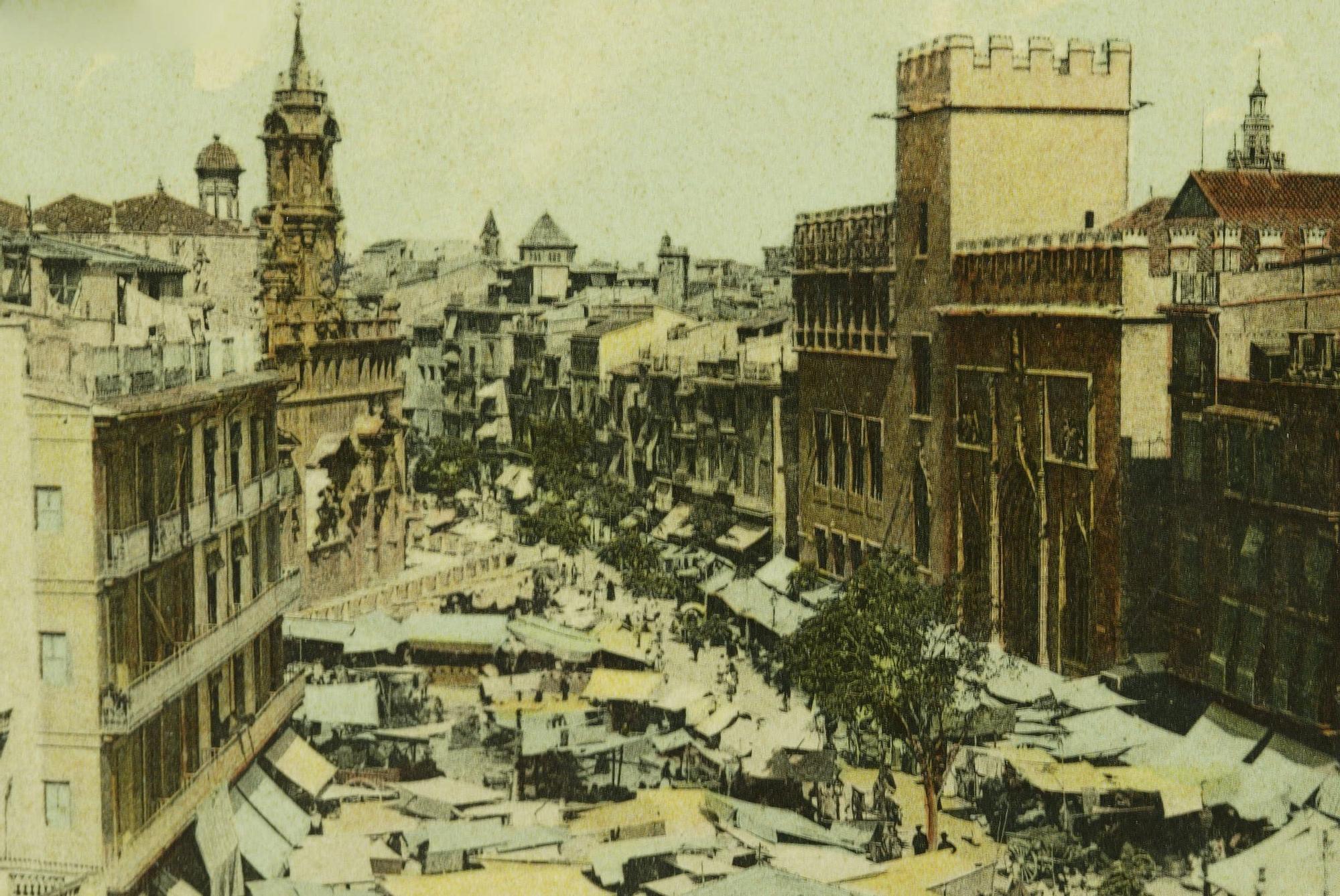 Así lucía la Lonja de València a principios del siglo XX en las tarjetas postales de la época.