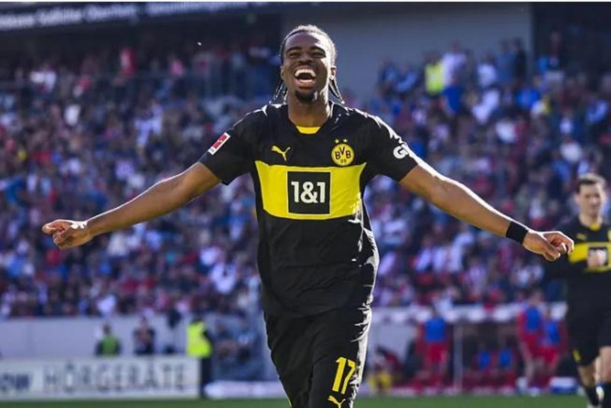 Chukwuemeka marca el segundo para el Dortmund con un remate desde afuera del área.