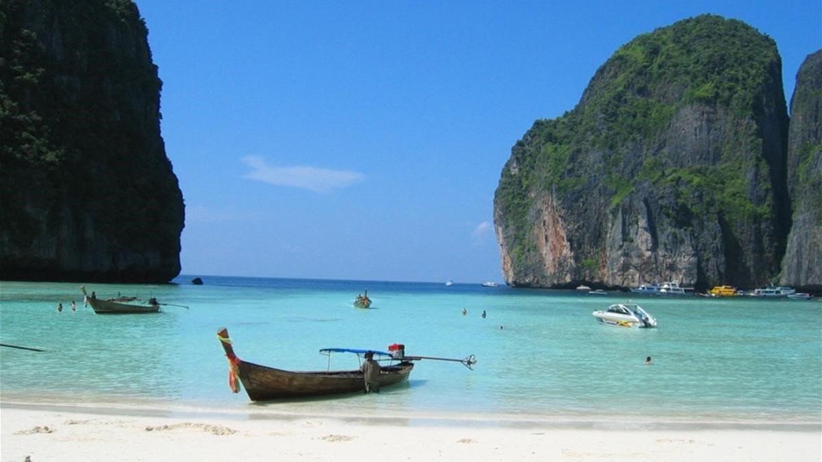 La playa de Maya Bay, en Phi Phi Leh, Tailandia.