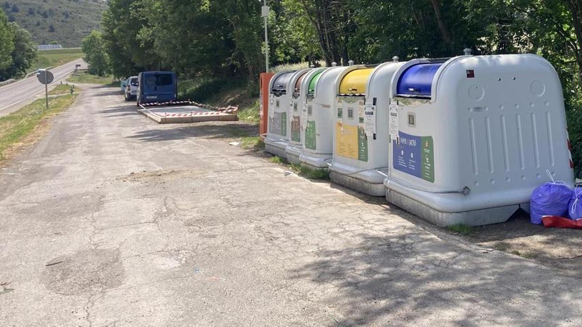 Els contenidors que apareixen regularment envoltats de runa i brossa mal separada