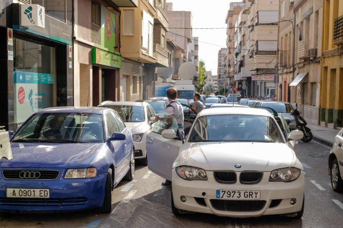 Los investigadores acordonaron toda la calle donde murió el menor y fue atacada la mujer