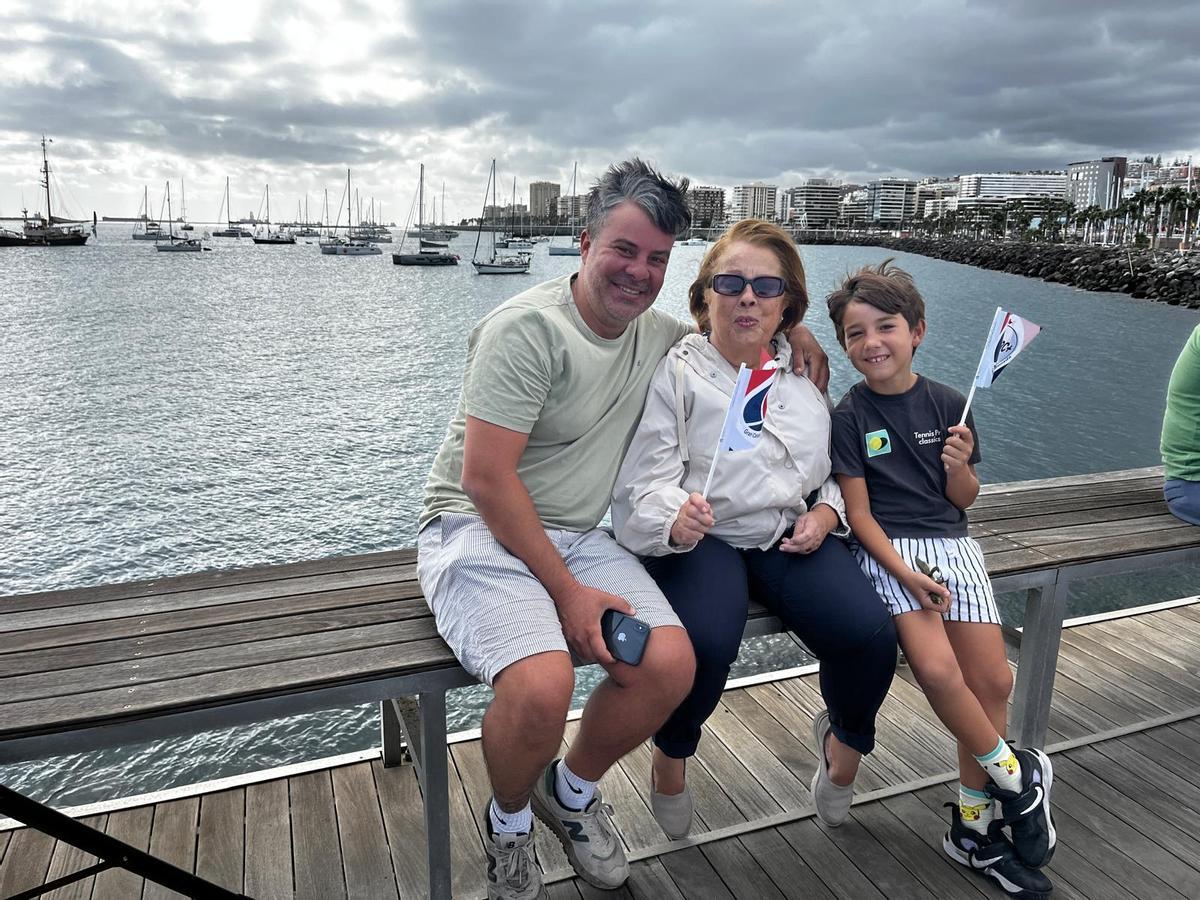 Antonio, Rosa y Miguel, esperan la salida de las embarcaciones.