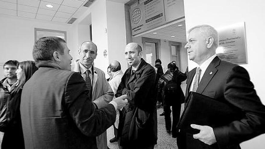 De izquierda a derecha, Herminio Sastre (viceconsejero de Ciencia y Tecnología), Faustino Álvarez (diputado del PSOE), Antón García y Guillermo Ulacia (ex director general de Arcelor y presidente de Innobasque).