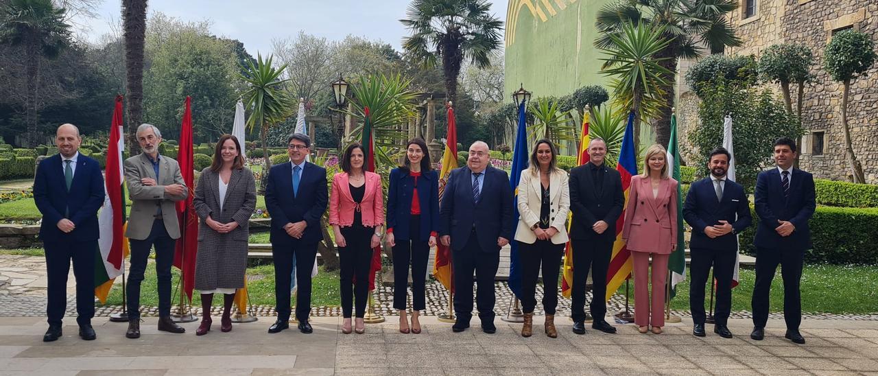 Gabriela Bravo, tercera por la derecha, en la conferencia sectorial de Justicia celebrada en Avilés.